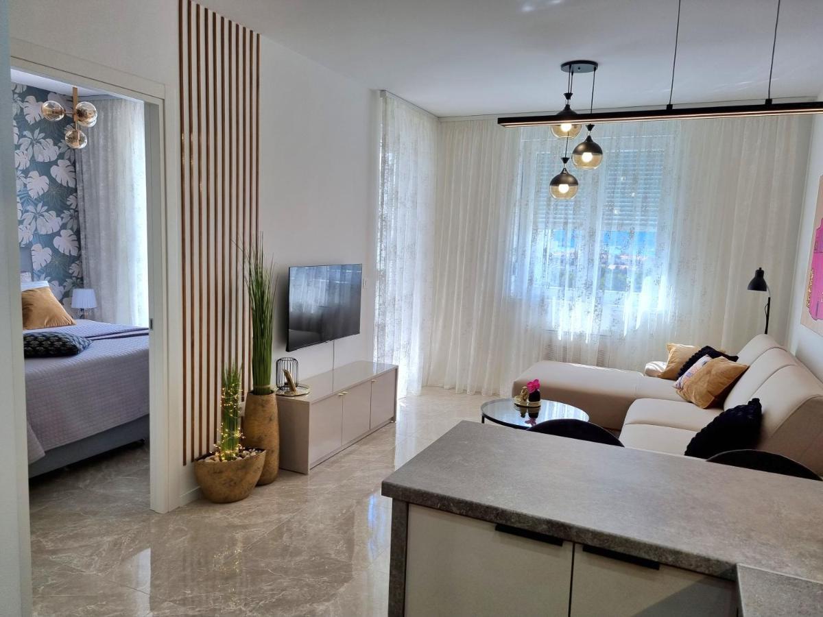 Apartment "50 Shades" With Balcony And Free Parking In The Garage Zadar Exterior photo